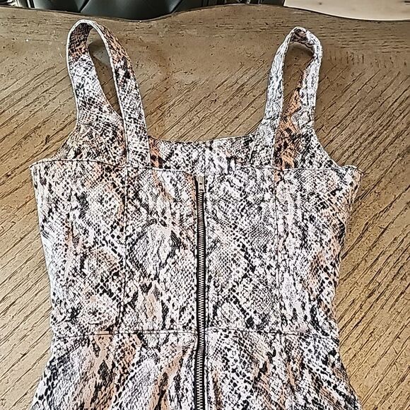 Snakeskin print jumpsuit with cutout size 2 Topshop - Picture 8 of 13